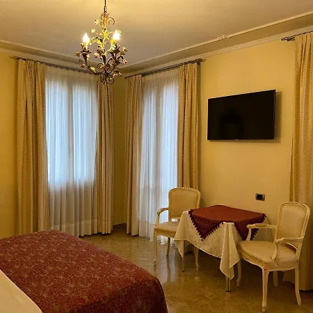 Inn Venice Konukevi *